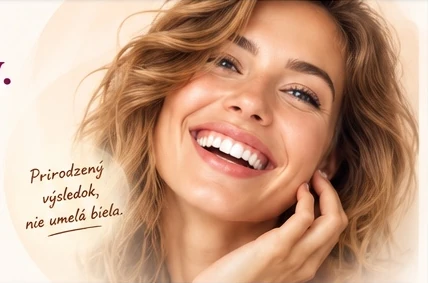 Usmievajúca sa žena s bielymi zubami